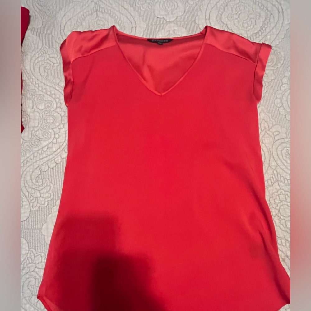 Bundle of 4 Express V neck top size XS